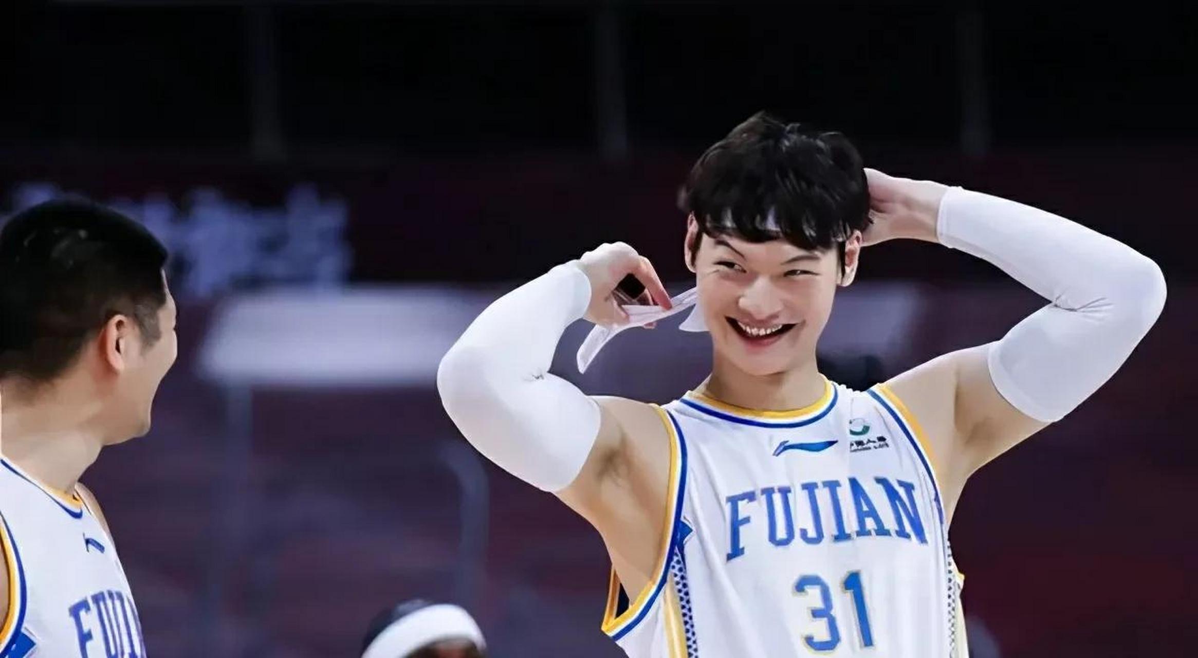 爱游戏入口-广州队轻取四川队，王哲林刷新纪录